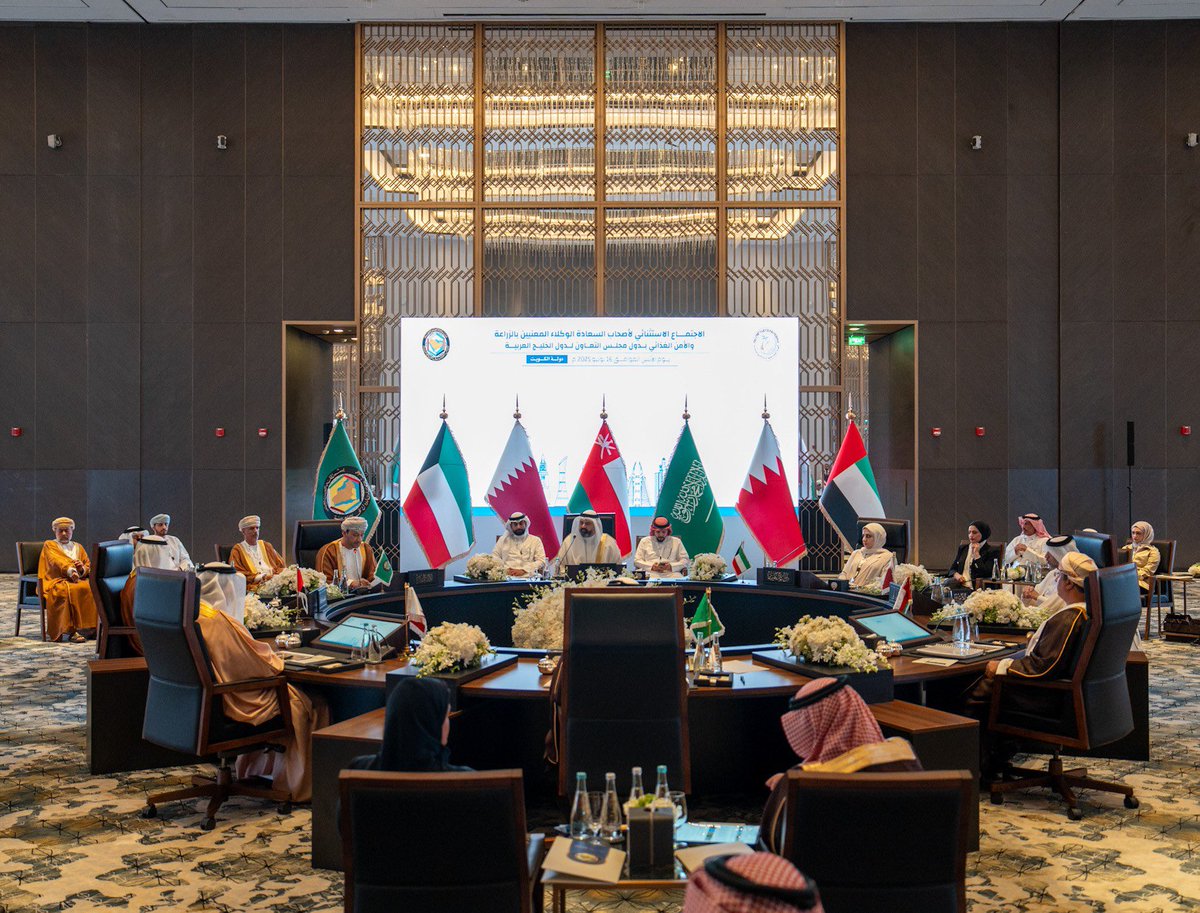 الهيئة العامة لـ «الزراعة» تنظم اجتماعًا استثنائيًّا للوكلاء المعنيين بالزراعة والأمن الغذائي بدول مجلس التعاون لمناقشة الجوانب الإدارية والاستراتيجية الخليجية للأمن الغذائي

المدير العام لـ «الهيئة» سالم الحاي: الاجتماع يمثل محطة مهمة نحو حلول عملية للتحديات الكبرى مثل ندرة