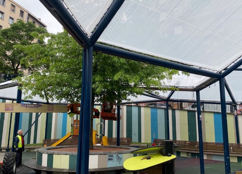 eajpnvbilbao's tweet photo. 🛝🌧️ Albiste onak Matikoko familientzat! Zortzi asteko lanen ondoren, Uzturre Plazako jolas-parkearen estalkia berritu du @bilbao_udala-k 👉 https://t.co/TdC888jjOS
#Matiko #BilbokoAuzoak #BarriosdeBilbao #2Barrutia #Distrito2 https://t.co/ffg0kdP9vJ