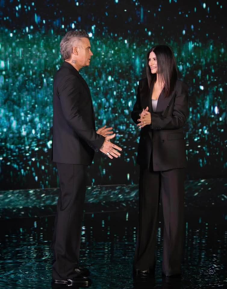 😀Los cantantes Laura Pausini y Robbie Williams cantan la cancion ‘Desire’ que es el himno del Mundial de Clubes 2025, para la celebración de la FIFA ss suman los populares interpretes con sus talentos e interpretan el reciente tema musical😀