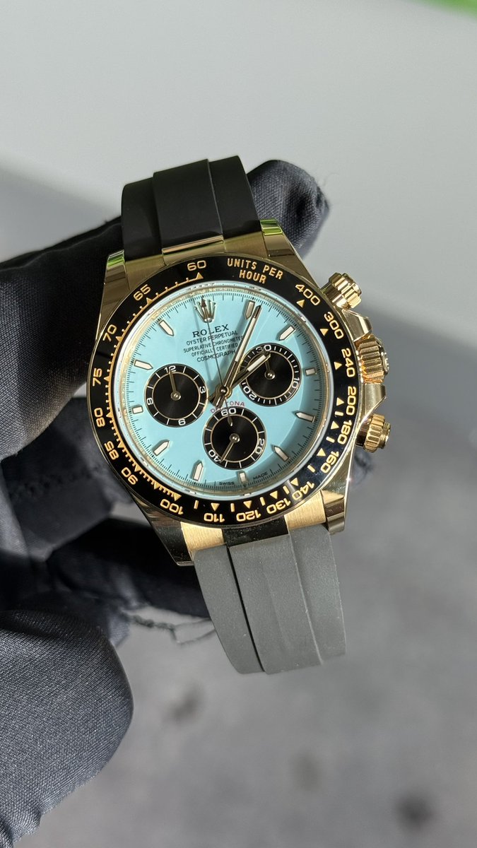 CarbonWatchCo's tweet photo. Rise and Shine! ✨ 

Who needs a new watch today? https://t.co/CeVL5iWPIV