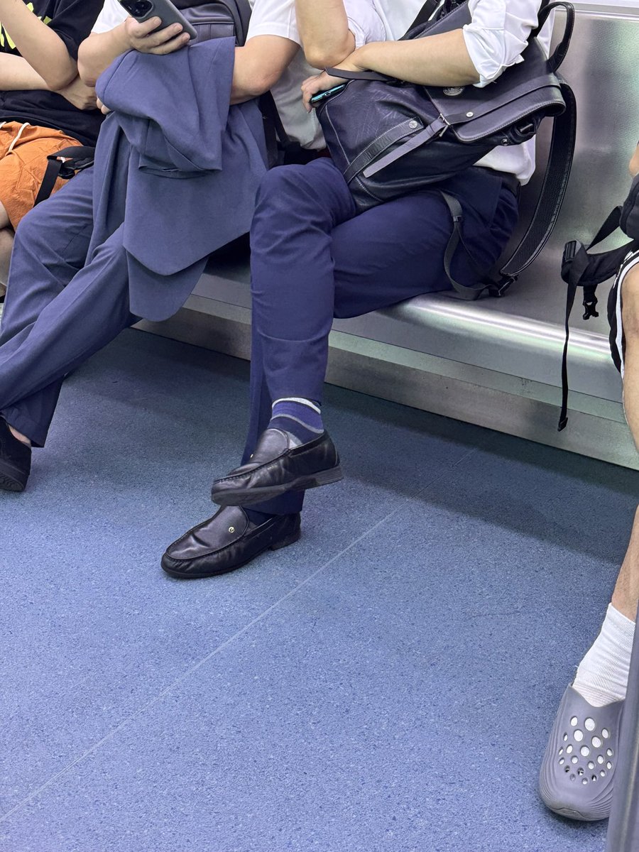 quickzoom2's tweet photo. 地铁条纹袜直男，裤子和皮鞋颜色很搭配 https://t.co/TlhODmP2cp