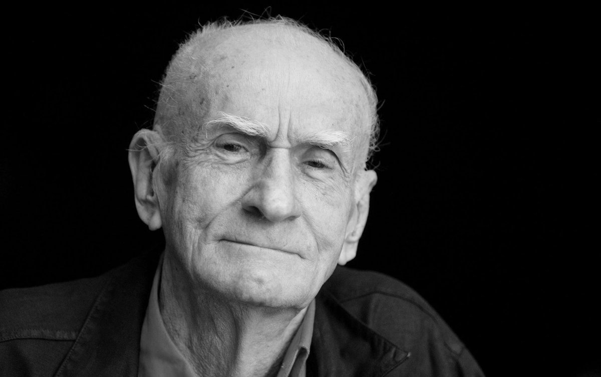 pensador's tweet photo. “No meu ver o ser humano tem duas saídas para enfrentar o trágico da existência: o sonho e o riso.”      

— Ariano Suassuna. Hoje celebramos o aniversário de um dos autores mais amados do Brasil! 🎂 https://t.co/tF3QzNGxdJ