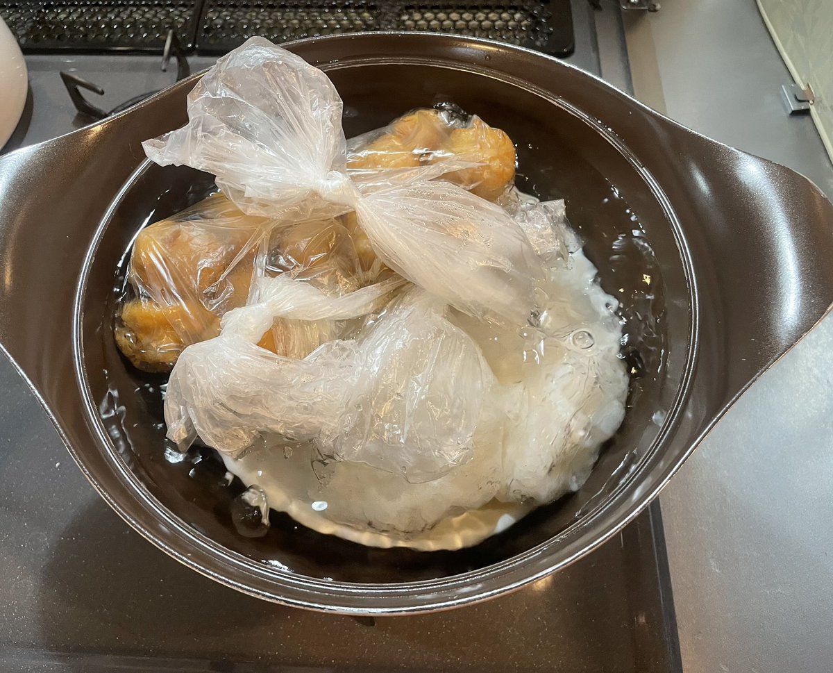 J隊ではお馴染みらしいアイラップの利用による防災食の調理実験。分量の米と水をポリ袋に入れ30分程浸水。解凍した冷凍肉団子に調味料を浸した物と一緒に鍋で湯煎する。 