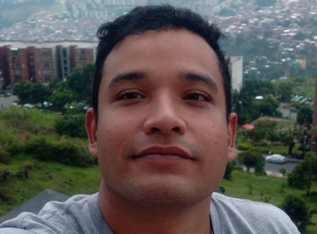 Mario Díaz-Balart, congresista de Estados Unidos, pidió al gobierno del presidente Donald Trump que no deporten al expreso político Gregory Sanabria. Argumentó que su vida correría peligro si regresa a Venezuela .
#Venezuela
whatsapp.com/channel/0029Va…