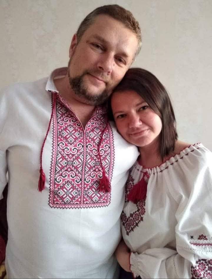Олена Юрчина поділилася фото свого чоловіка Олександра після трирічного російського полону, точніше - російського концтабору, де людей вбивають голодом і садистськими катуваннями. Кари пекельні нелюдам. Кари кожному причетному! Олександру відновлення фізичного та психологічного.