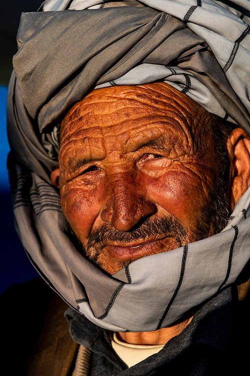 MPasarlai's tweet photo. غزل 

اوښکې مې وينې شوې په غم او ماتمونو کښې يار 
وخت د مستيو مې تېرېږي په غمونو کښې يار

تر څو به غلي يو، د زړه حال به ويلی نه شو
مونږ د جهاد په نوم زنګېږو په دارونو کښې يار  

مصطفی پسرلی
16/06/2025 https://t.co/qIU0JMJf35