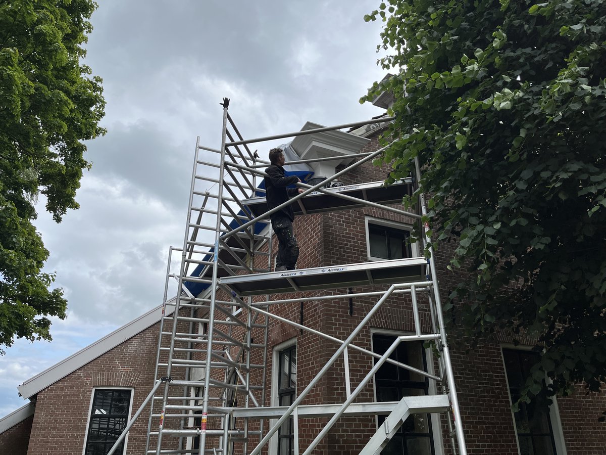 KovoorBo's tweet photo. Na die van 't voorhuis naderen ook de gerestaureerde architraven en dakgoten van 't huis  hun voltooing,
maar zo van een afstandje valt nauwelijks op hoe groot die dingen eigenlijk zijn.⏭ https://t.co/7egp1AkgrE