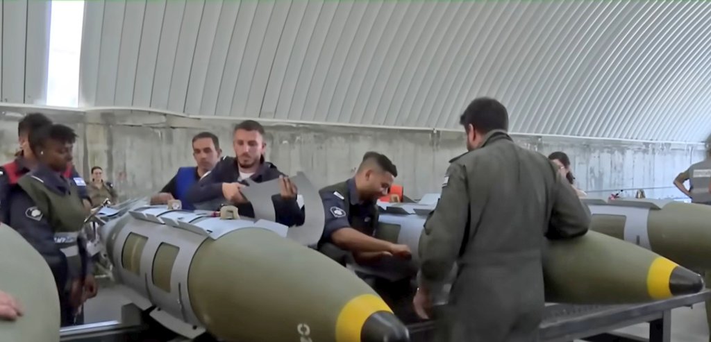 כולם מדברים על התהילה של טייסי חיל האוויר ובצדק רב.
אבל בואו נדבר לרגע על הטכנאים בחיל האוויר ועל צוותי הקרקע, 
מה שהם עושים ב 72 שעות האחרונות עוד יילמד בכל העולם.
השילוב בין השניים זו פשוט מכונת מלחמה
בלתי ניתנת לעצירה.
אני מצדיע לכם