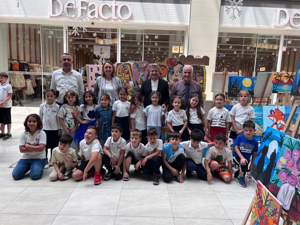 Serdivanmem's tweet photo. İlimizin ve ilçemizin akademik, sosyal, kültürel ve sportif alanlarda en başarılı okullarından biri olan Bahçelievler Gazi İlkokulu öğretmen ve öğrencilerinin hazırladığı yıl sonu resim sergisi Cadde 54 AVYM’de açıldı.

@tcmeb
@Yusuf__Tekin 
@dogan_rahmi
@alicandankym https://t.co/WmspU0e1w1