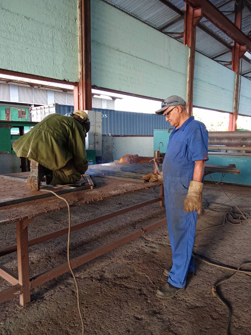 Electromecvc's tweet photo. Contin��a en @Electromecvc la construcción de las Casetas Perforadoras de los Parques Fotovoltaicos a nivel nacional. #Innovación #CubaTrabaja #ElectromecanicaVillaClara @OsdeGEDIC @CubaCubacons https://t.co/K6FaoVTlll