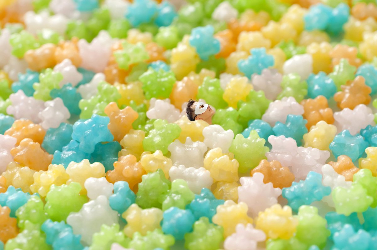 奇麗な金平糖の中に異物が混ざっていると思ったら僕でした。
ながおかの身体は糖分と酒とほんの少しの妬みでできています。
がんばれ!Mr.ながおか!
今日は和菓子の日です。
いいね♥とフォローしてくれると嬉しいです

★独り言★
最近連日の投稿なかったかも…

#和菓子 
#金平糖 
#sugar 
#合成写真