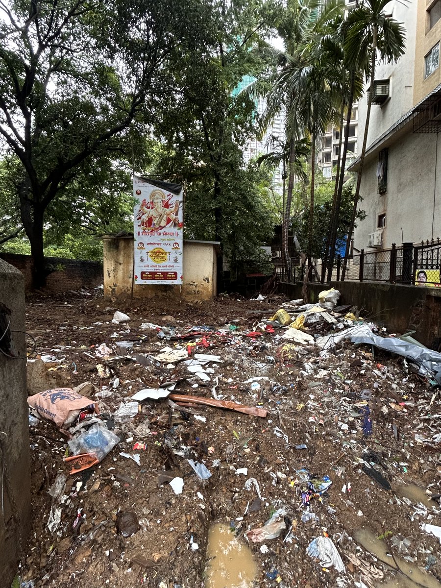 Chetan_G's tweet photo. Debris &amp; garbage piling up between Satyam &amp; Samadhan CHS on SV Road, #Goregaonwest. People urinating &amp; dumping waste openly. Major #health risk to residents. Kindly take urgent action. #SwachhBharat #CleanCity @mybmc @mybmcInfra @mybmcHealthDept @CMOMaharashtra @VidyaThakurBJP https://t.co/MfzRFkJ84a