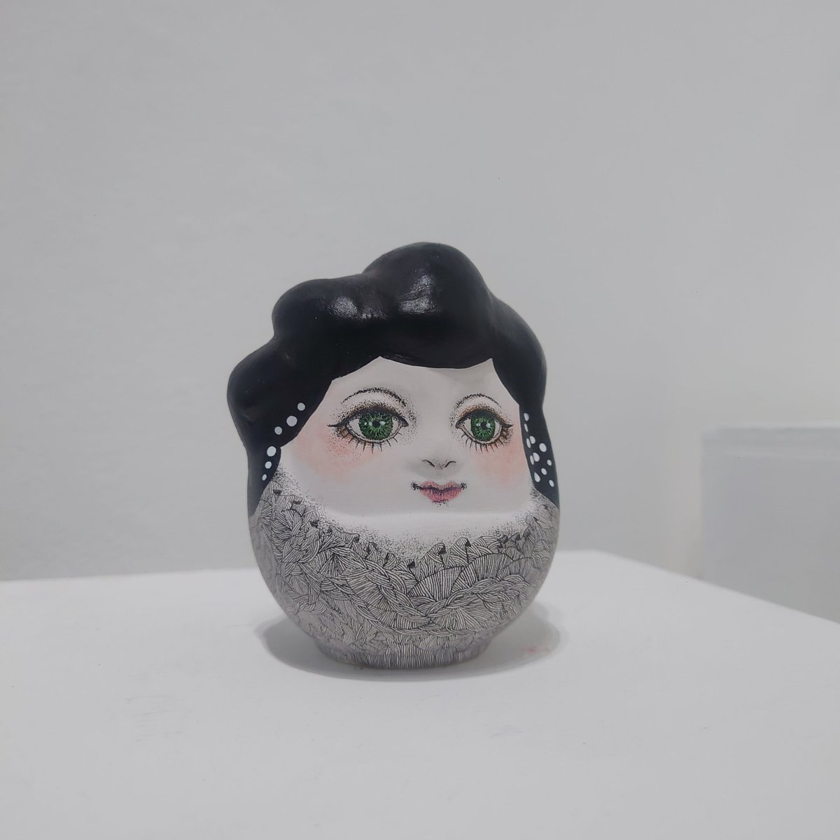 yomi_Kazuhito's tweet photo. 初めて観る作家作品でしたが不思議な魅力で徐々に「良いかも」と思えた達磨でありマトリョーシカの様な作品。手のひらサイズですが細かく描き込まれてます。

造形ものには目が行ってしまいますね。
会期は明日迄です。

@mitsumata__
@sangatsu_art https://t.co/td7Qc9ztBw