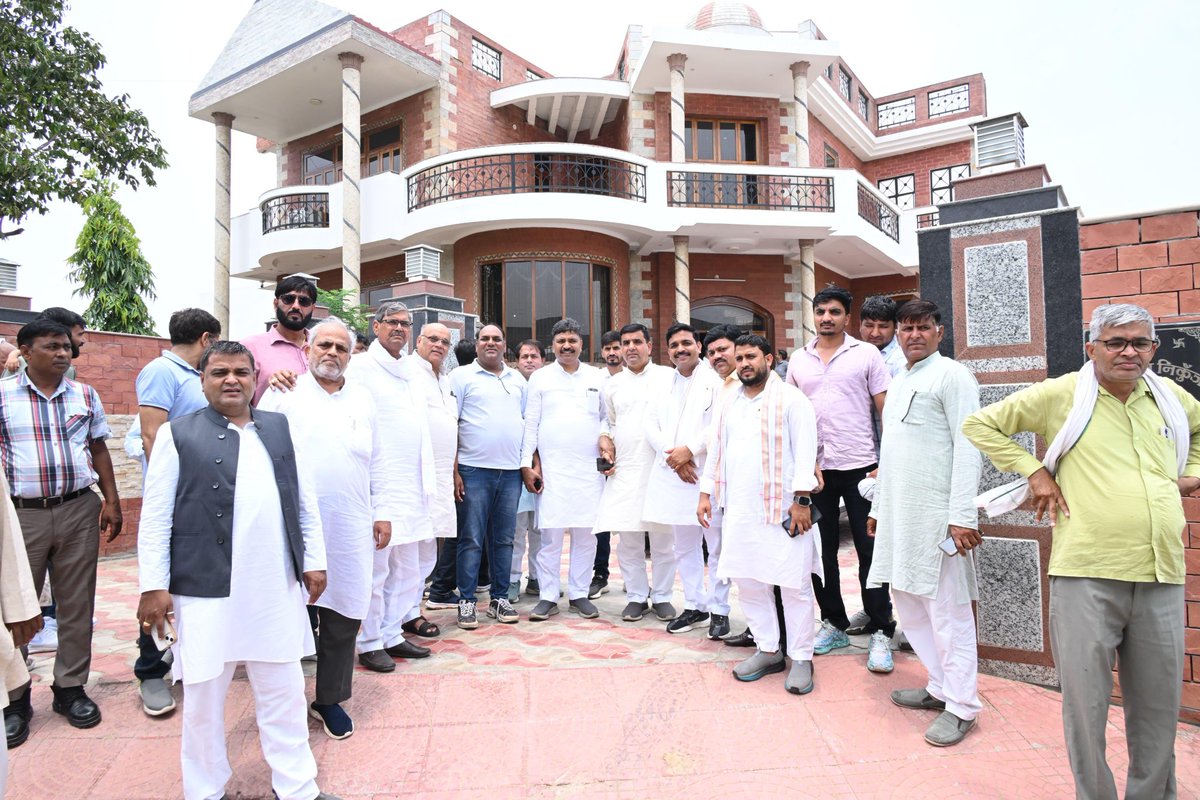 काठुवास स्थित पैतृक निवास पर पूज्य पिताजी स्वर्गीय श्री लेखराम जी ठेकेदार की पुण्यतिथि पर उनकी प्रतिमा पर पुष्प अर्पित कर उन्हें श्रद्धांजलि अर्पित की। 

समय निरंतर आगे बढ़ता है, किंतु पिताजी के अमूल्य विचार, उनके उच्च संस्कार और जीवन-दर्शन आज भी हमारी स्मृतियों में जीवंत हैं, जो