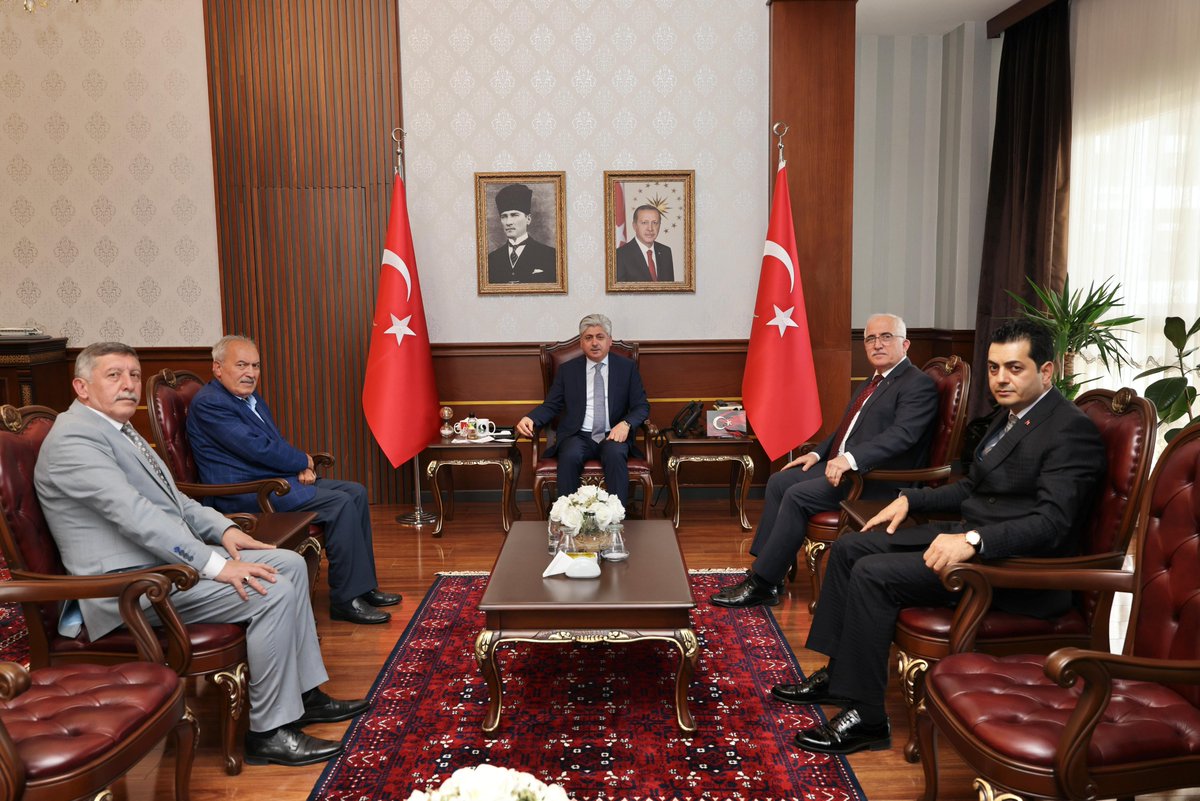 Türk Dünyası Çocuk Vakfı Mütevelli Heyeti Başkanı/Merkez Valisi Güngör Azim Tuna, Türk Dünyası Çocuk Vakfı Mütevelli Heyet Üyeleri Zeki Demirtaş ile Halil Gürbüz ve iş insanı Mürsel Albayrak, Valimiz Sayın Rahmi Doğan’ı makamında ziyaret etti.