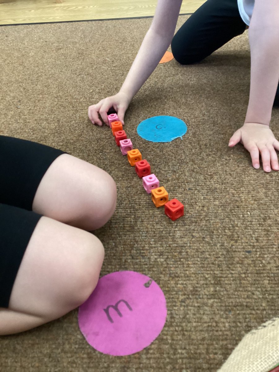 EgremontEYFS's tweet photo. We are looking at repeating patterns today! We can use 3 colours to create a pattern! #EYFSMaths https://t.co/Dn3QBQT8RA