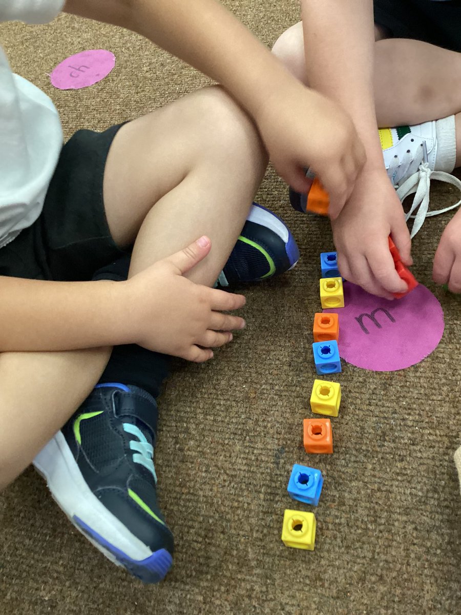 EgremontEYFS's tweet photo. We are looking at repeating patterns today! We can use 3 colours to create a pattern! #EYFSMaths https://t.co/Dn3QBQT8RA