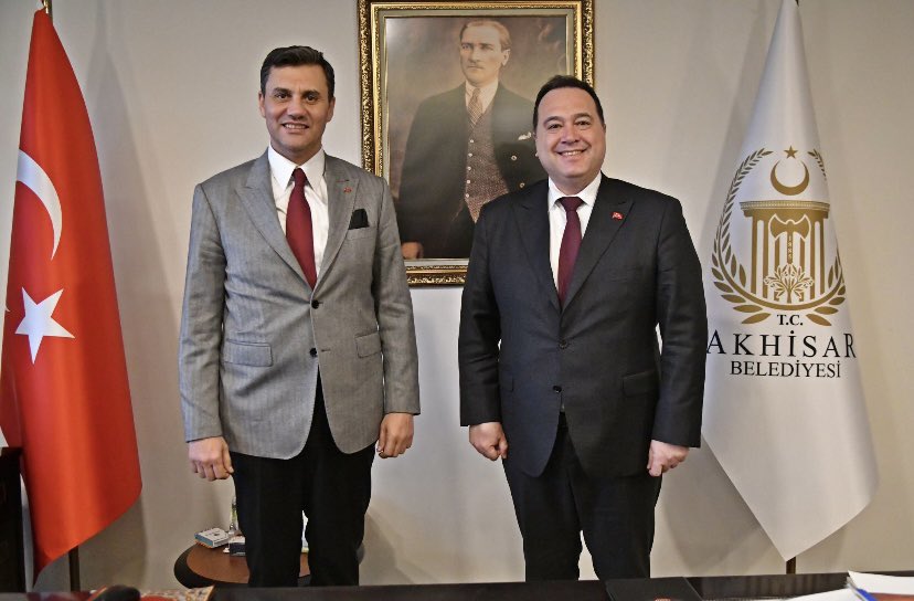 Ferdi Başkanımızın ani vedası, hepimizin yüreğinde derin bir boşluk bıraktı. Onun halkına duyduğu sevda, adalete olan inancı ve tertemiz emeği bu kentin her sokağına kazındı. Ne mutlu ki ardında tamamlanmayı bekleyen güzel hayaller, yol gösteren bir miras ve dimdik ayakta duran