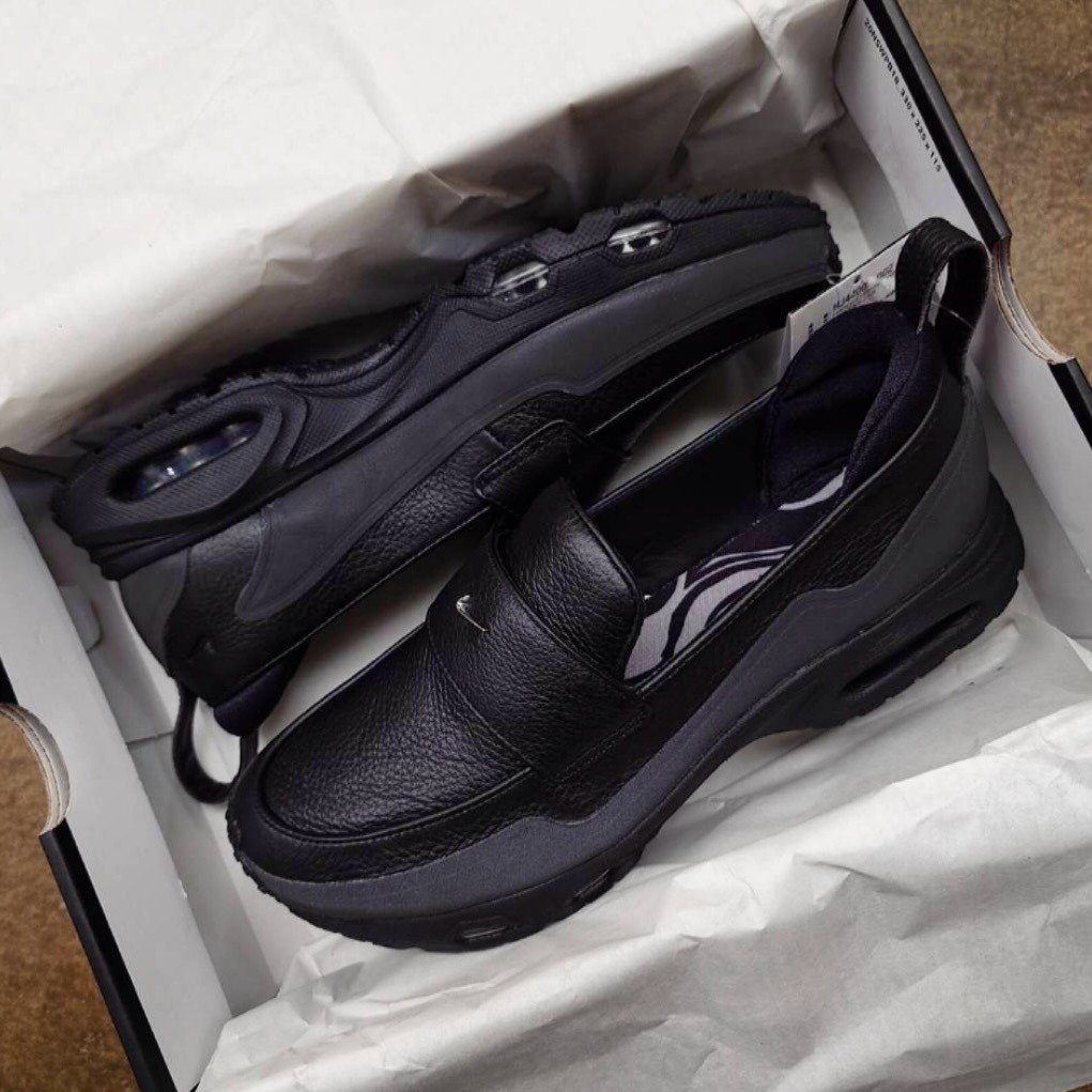 Des premières images des loafers signés Nike commencent à faire surface... 

       "Air Max Phenomena"

Cop or drop les frères ?