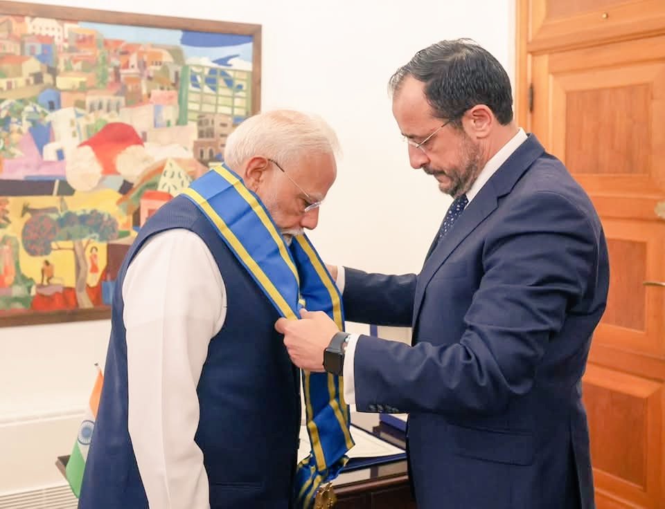rambjpagra's tweet image. विश्व मंच पर बढ़ता भारत का मान आदरणीय प्रधानमंत्री श्री नरेंद्र मोदी जी को साइप्रस के राष्ट्रपति द्वारा साइप्रस के सर्वोच्च सम्मान &apos;Grand Cross of the Order of Makarios III&apos; से सम्मानित किया जाना प्रत्येक भारतीय के लिए गौरव की बात है।#प्रधानमंत्री 
#ModiInCyprus
@AmitShah