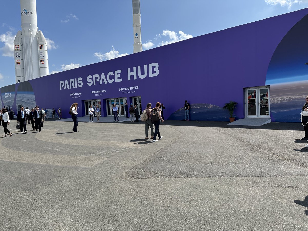ASI_spazio's tweet photo. Al via la 55esima edizione del #ParisAirShow @salondubourget organizzato da @GifasOfficiel. L’Agenzia Spaziale Italiana partecipa con una delegazione guidata dal presidente @Valente_Teodoro 

🔗 https://t.co/FQQUbz5c3X https://t.co/GS4rooVrg9
