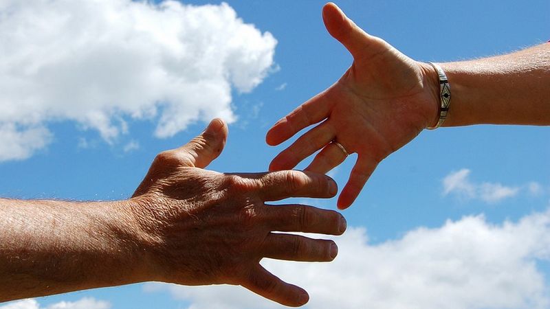 Mañana martes, 17 de junio, despedimos el curso desde el programa de alumnos ayudantes. No olvidéis traer los materiales que necesitáis para acabar vuestro proyecto. 
Los que tengáis un examen, debéis hacerlo (suerte). Al resto, os esperamos en el gimnasio a 5.ª hora (12:30h).👍