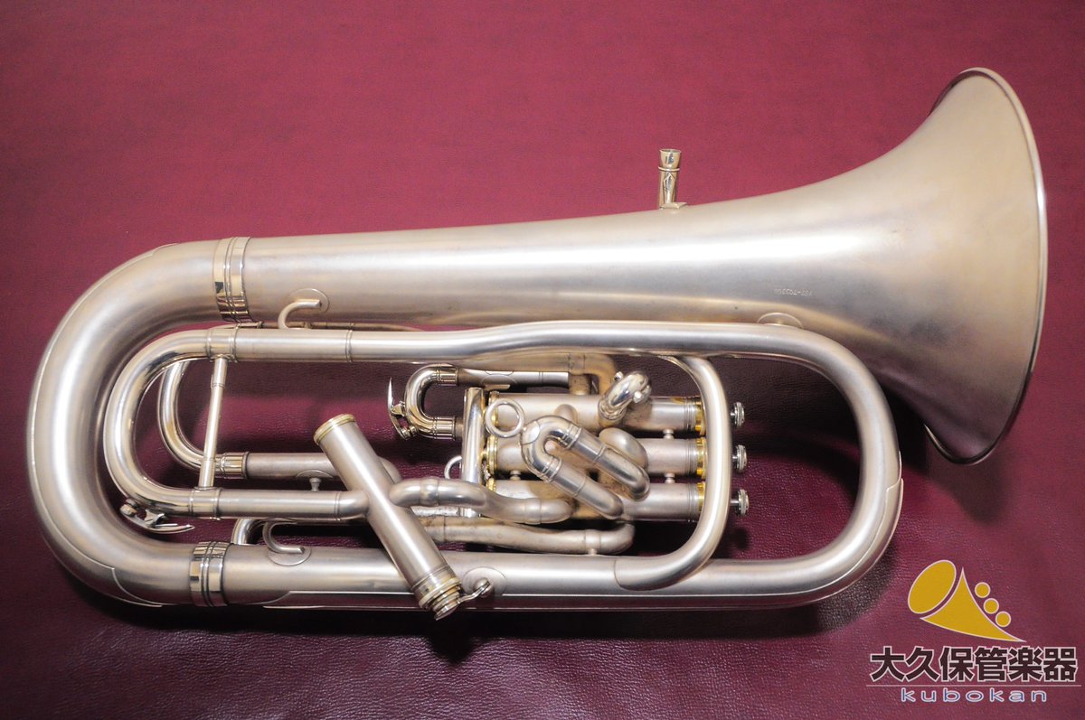 すみません遅くなりました🙇‍♀️
公開完了
BOOSEY&amp;HAWKES 767 “IMPERIAL BESSON”
tcgakki.com/products/boose…

ブージー&amp;ホークス・ユーフォニアム(コンペ)。
柔らかな発音ながら健康なレスポンスを備えており、モコモコ感はなし。音程バランスも当時のユーフォのなかではかなり安定している個体です🧐
