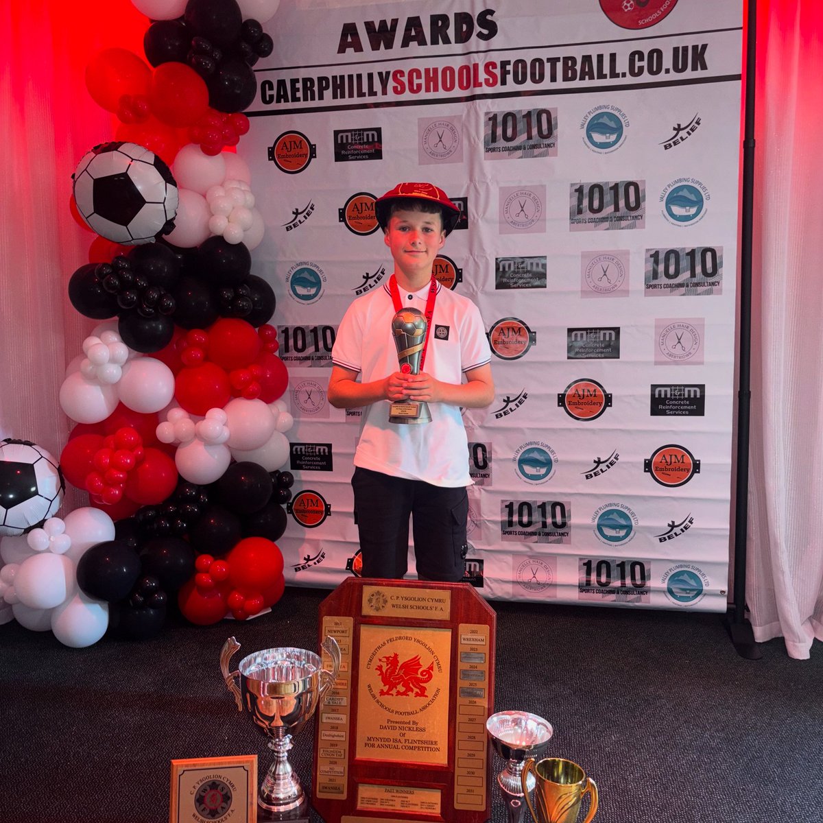 jojothomas79's tweet photo. Another great season with @CaerphillySFA . The U12 boys smashing it once again  . So proud of Charlie getting coaches player of the season 🏆 an amazing team with the best coaches and parents ❤️ https://t.co/Fn7OJDmyX5