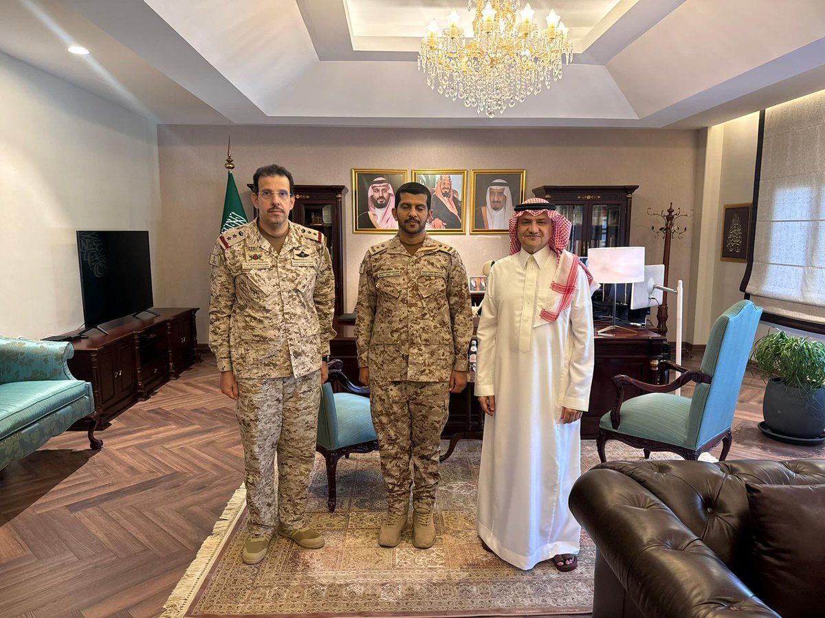 KSAembassyQatar's tweet photo. قلد سمو سفير خادم الحرمين الشريفين لدى دولة قطر الأمير منصور بن خالد بن فرحان آل سعود في مكتبه بالسفارة الرائد/ جلال بن زايد العتيبي  من منسوبي الملحقية العسكرية في قطر رتبته الجديدة بعد صدور الأمر الملكي الكريم بترقيته لرتبة مقدم وذلك بحضور الملحق العسكري السعودي المكلف العقيد الركن / سعيد بن عبدالله آل رشيد وهنأ سمو السفير المقدم جلال العتيبي متمنياً له التوفيق والسداد في مهامه.