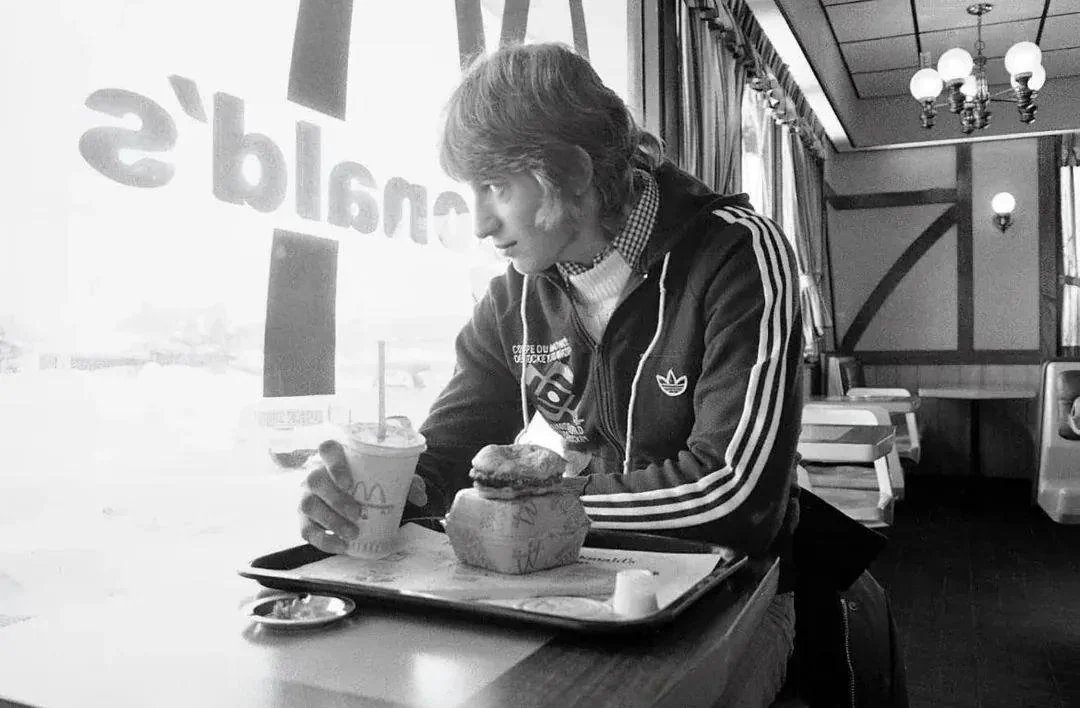 LaocoonofTroy's tweet image. 17-year-old Wayne Gretzky at McDonald’s in Sault Ste. Marie, Ontario. January, 1978 .