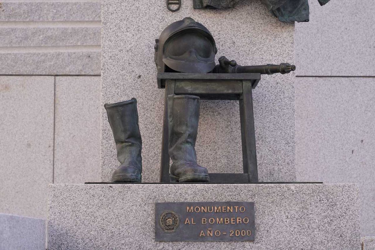 Distrito Centro (@jmdcentro) on Twitter photo 📢Rendimos homenaje a <a href="/BomberosMad/">Bomberos Madrid</a> instalando un conjunto escultórico en su honor en la renovada plaza del Carmen, muy cerca de donde se ubicaban los Almacenes Arias
✅El alcalde <a href="/AlmeidaPP_/">José Luis Martínez-Almeida</a> ha presidido hoy el acto junto a la vicealcaldesa <a href="/InmaSanzO/">Inma Sanz Otero</a>
👉informate.madrid.es/l4q0c1 📢Rendimos homenaje a <a href="/BomberosMad/">Bomberos Madrid</a> instalando un conjunto escultórico en su honor en la renovada plaza del Carmen, muy cerca de donde se ubicaban los Almacenes Arias
✅El alcalde <a href="/AlmeidaPP_/">José Luis Martínez-Almeida</a> ha presidido hoy el acto junto a la vicealcaldesa <a href="/InmaSanzO/">Inma Sanz Otero</a>
👉informate.madrid.es/l4q0c1