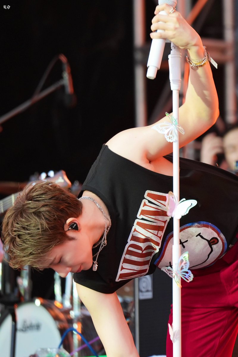 뿅뿅한 나비 마이크 옆에 
락스타 있는거 
와이리 쾌감있음

250615 #김성규  HQ
[뷰티풀 민트라이프 2025 ] 
#KIMSUNGKYU #성규  #INFINITE