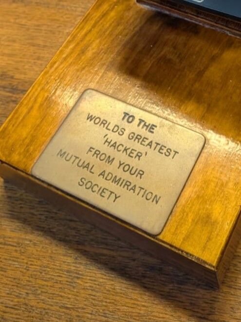 MuseumComputing's tweet image. To the World's Greatest 'Hacker'!
Do you know anything about this item? Did you make it or perhaps present it to Kevin Mitnick?
Found in a house clearance warehouse its new owner would love to know more about it.
youtube.com/watch?v=pcGHSI…
#cybersecurity #hacker #hackernews #history