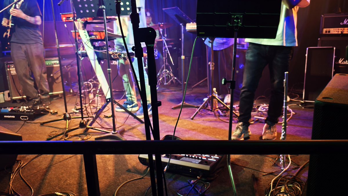 vibe_ra_ski's tweet photo. Dirty Four Eyesさん
床を埋め尽くすエフェクターボード(+ボコーダーとシンセドラム)
常に好きな感じから好きな感じに変化し続ける音の洪水！
やたら楽しげなデジさん込みで、こんなの好きに決まってますわ〜 https://t.co/5k1EEX1OXj