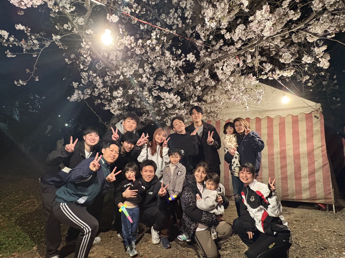 ayaka_834's tweet photo. もうすぐ天満橋3周年✨
みんなで、いろんな案を出しながら
お店を飾り付け😊!
歴代の先輩方も是非❣️
待ちしております〜😋

今日は，初めて岩田マネージャーにお会いした日でした！
これからも宜しくお願い致します🙇 https://t.co/yYBHfV0e0h