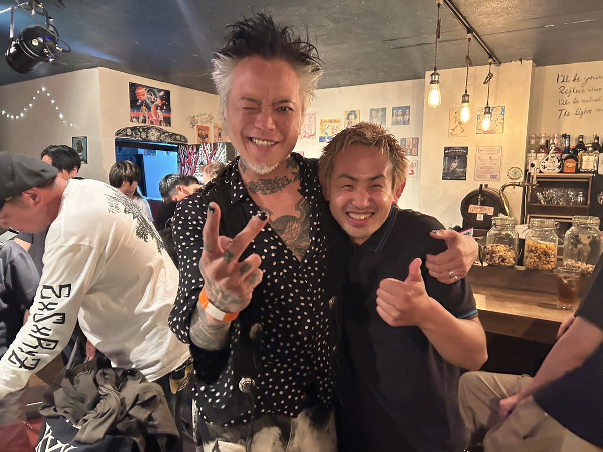 〜溢れ出てしまったRYOの心の声😌〜

先日の豊川 groove stockでのライブにて共演させて頂いたØUROBROS ,そしてRADIOTSのVoとしてもご活躍されているYOSHIYAさん(<a href="/joshrox9999/">YOSHIYAxxx</a> )とのツーショット。