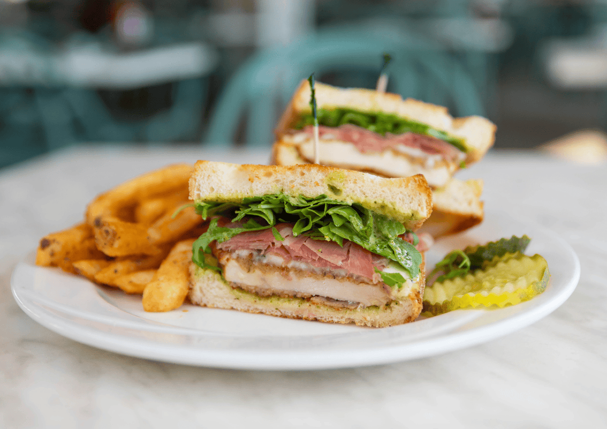 TavolaBar1's tweet photo. Your lunch break just got an upgrade! Swing by Tavola every Monday–Thursday from 11 AM to 2 PM for our $12 lunch specials. 🍴

🔗 Book your table now! https://t.co/hvvfFuVGSR  

#LunchGoals #LunchSpecials #MiddayMunchies  #WorkdayEats #WeekdayWins #LunchBreakDoneRight https://t.co/TwCwB1gdji