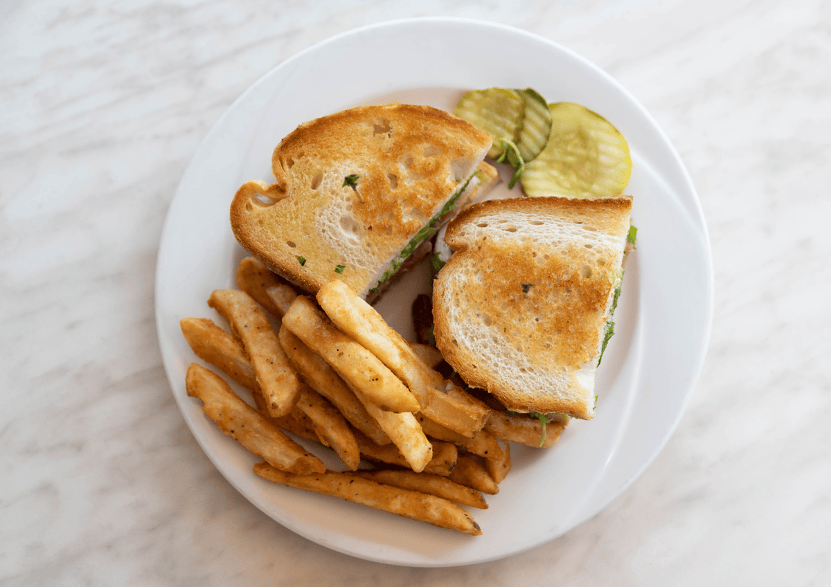TavolaBar1's tweet photo. Your lunch break just got an upgrade! Swing by Tavola every Monday–Thursday from 11 AM to 2 PM for our $12 lunch specials. 🍴

🔗 Book your table now! https://t.co/hvvfFuVGSR  

#LunchGoals #LunchSpecials #MiddayMunchies  #WorkdayEats #WeekdayWins #LunchBreakDoneRight https://t.co/TwCwB1gdji