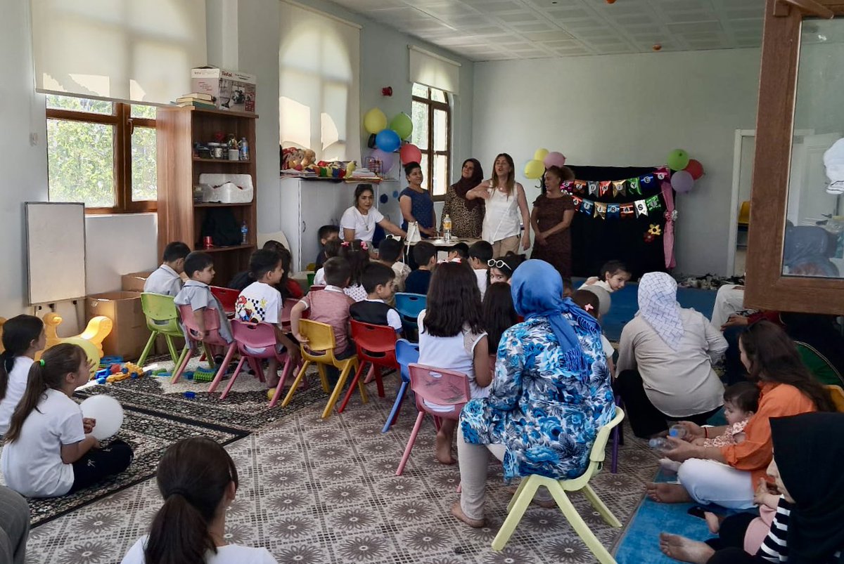 🪁Çocuklar Mezuniyetini Kutladı

Kadın Müdürlüğümüze bağlı Bağ Evi’nde oyun grubunda katılan çocuklar için mezuniyet etkinliği düzenlendi. Aileleriyle birlikte mezuniyete katılan çocuklar çeşitli etkinliklerle hem eğlendi hem de sertifikalarını aldı. 

⬇️Kurmancî

🪁Zarokan