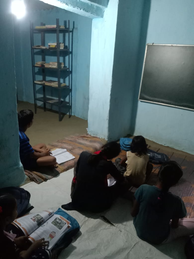 गुमला जिला, भरनो प्रखंड के डुड़िया गांव स्थित बाबा बंदी उरांव पुस्तकालय सह अध्ययन केंद्र के लिए अधिवक्ता श्री शैलेश पोद्दार एवं उनके साथियों द्वारा पुस्तक एवं रैक का सहयोग किया गया । संचालिका पुष्पा के मार्गदर्शन में रात्रि पाठशाला के बच्चों द्वारा इसका उपयोग किया जा रहा है ।