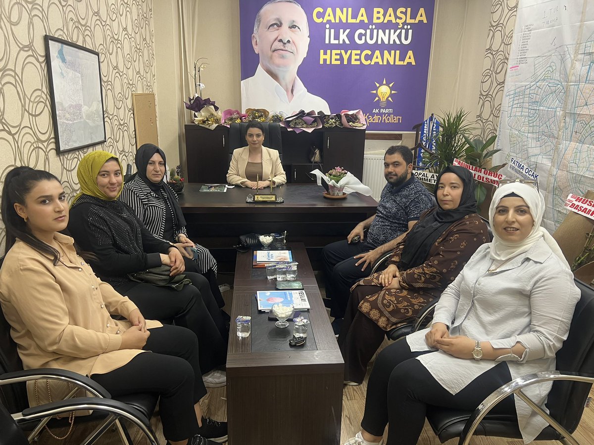 Hayırlı Olsun Ziyaretine Gelen; Kıymetli Meslektaşım Sayın Mimar Sefa Çadırcı’ya ve Değerli Ak Kadınlarımıza Nazik Ziyaretleri İçin Teşekkür Ediyorum.

#CanlaBaşlaİlkGünküHeyecanla 
#AkKadınlarKaraköprü 
#Şanlıurfa #Karaköprü 

<a href="/RTErdogan/">Recep Tayyip Erdoğan</a> <a href="/bybekirbozdag/">Bekir  Bozdağ</a> <a href="/abuyukgumus/">Ahmet Büyükgümüş</a>