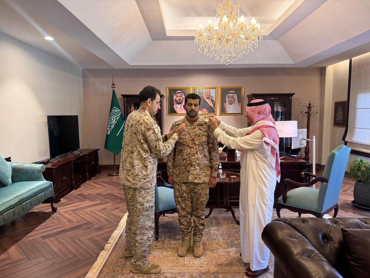 KSAembassyQatar's tweet photo. قلد سمو سفير خادم الحرمين الشريفين لدى دولة قطر الأمير منصور بن خالد بن فرحان آل سعود في مكتبه بالسفارة الرائد/ جلال بن زايد العتيبي  من منسوبي الملحقية العسكرية في قطر رتبته الجديدة بعد صدور الأمر الملكي الكريم بترقيته لرتبة مقدم وذلك بحضور الملحق العسكري السعودي المكلف العقيد الركن / سعيد بن عبدالله آل رشيد وهنأ سمو السفير المقدم جلال العتيبي متمنياً له التوفيق والسداد في مهامه.
