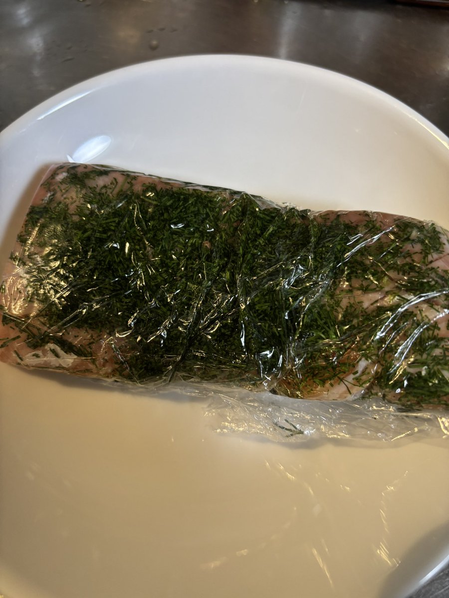 明日の仕込み中
これはサーモンをフェンネルと塩オイルでマリネしてる図