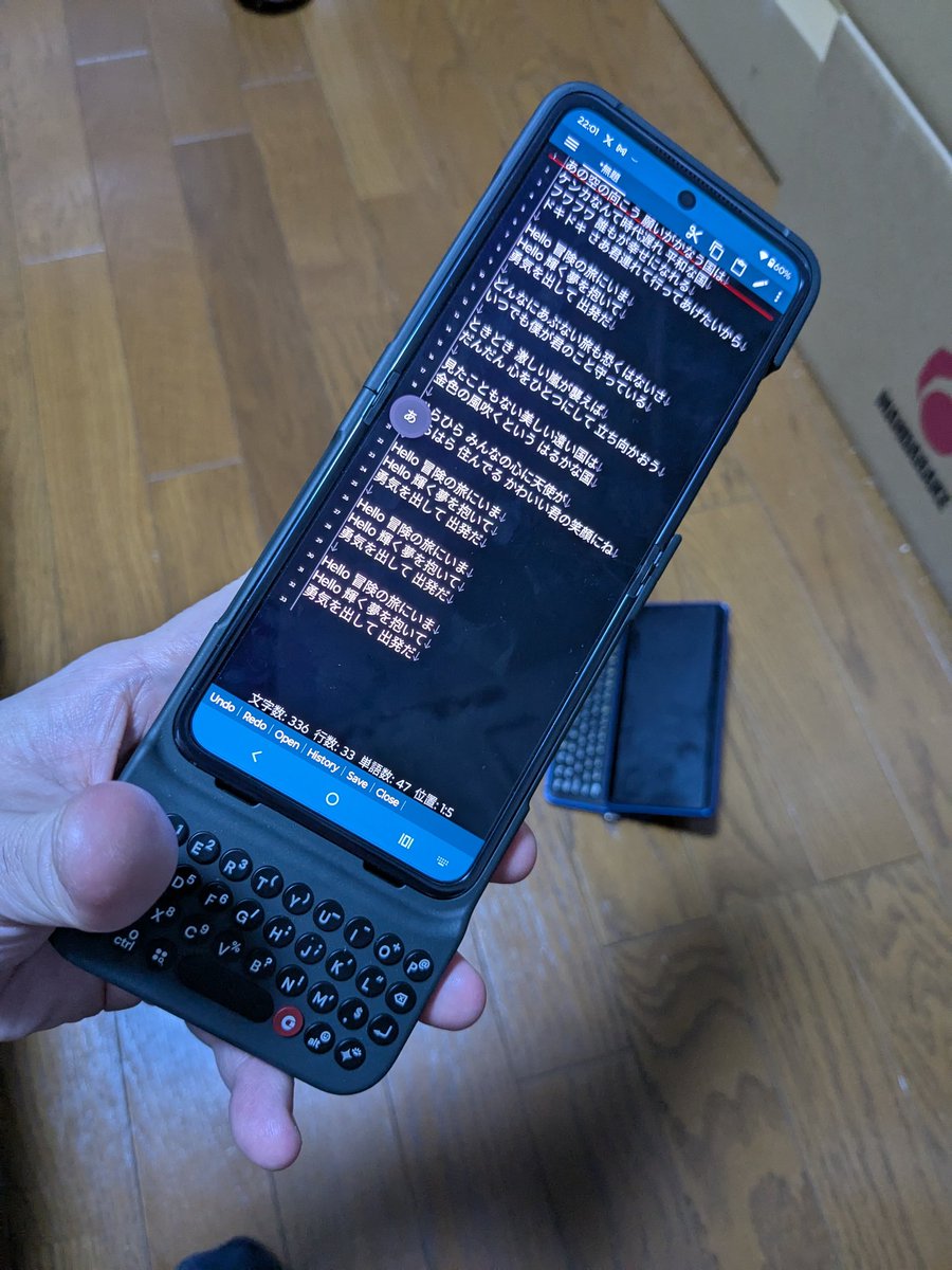 JH174941's tweet photo. 着けたまま開くとこんなカンジ
さすがにちょっと長いｗ

#Motorola
#Razr50
#Clicks https://t.co/TVYlHYje3z