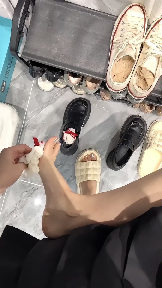 这鞋子真闷，全是脚汗，用袜子擦一下送你？