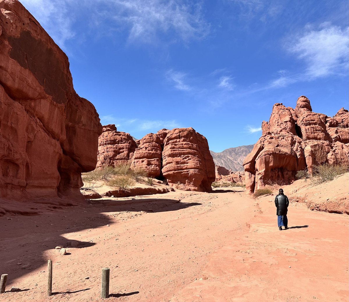 Viajen por Argentina.

No tenemos nada que envidiarle a nadie. Somos el mejor país del mundo lejos, lejos.

SALUDOS VIAJEROS.