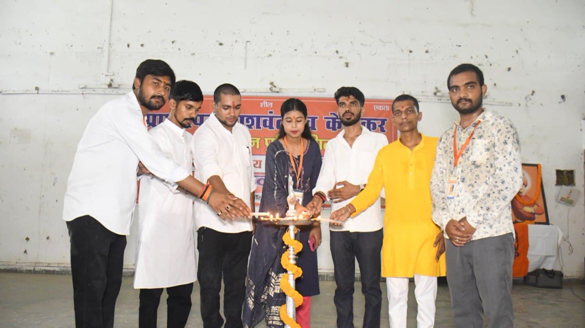 ABVPVoice's tweet photo. दक्षिण बिहार प्रान्त में अभाविप भागलपुर जिला के कार्यकर्ताओं द्वारा प्राध्यापक यशवंत राव केलकर जन्म शताब्दी वर्ष के निमित्त 'प्राध्यापक यशवंत राव केलकर सामान्य ज्ञान प्रतियोगिता' का आयोजन किया गया। जिसमें हजारों की संख्या में छात्रों ने प्रतिभाग किया। https://t.co/4fA8ovSGta