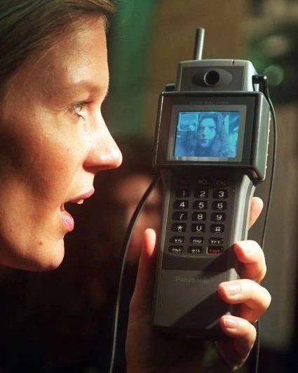 RetroTechDreams's tweet photo. Panasonic Face-to-Face Telephone concept device (1996) https://t.co/TOgiPU4X8w