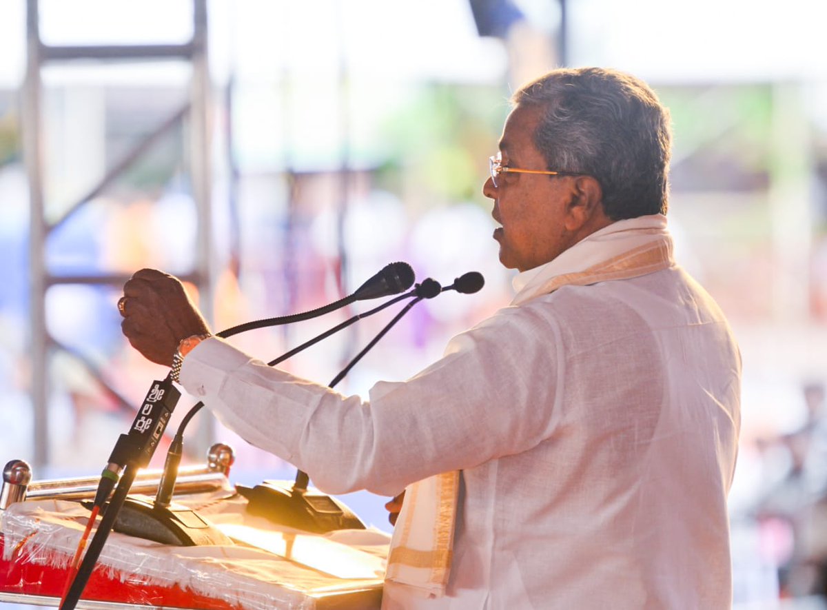 siddaramaiah's tweet photo. ಅಭಿವೃದ್ಧಿಗೆ ರಾಜ್ಯ ಸರ್ಕಾರದ ಬಳಿ ಹಣ ಇಲ್ಲ ಎನ್ನುವ ಬಿಜೆಪಿಯ ಹಸಿ ಸುಳ್ಳುಗಳಿಗೆ ತಕ್ಕ ಉತ್ತರ ನೀಡುವ ರೀತಿಯಲ್ಲಿ ಒಂದೇ ದಿನ ₹1,350 ಕೋಟಿ ವೆಚ್ಚದ ಅಭಿವೃದ್ಧಿ ಕಾರ್ಯಗಳನ್ನು ಉದ್ಘಾಟಿಸಿ, ಶಂಕುಸ್ಥಾಪನೆ ನೆರವೇರಿಸಿದ್ದೇವೆ. 

56 ಇಂಚಿನ ಎದೆಯ ಪ್ರಧಾನಿ @narendramodi ಅವರು ನಿಷ್ಕ್ರಿಯ ಆಗಿದ್ದಾರೆ.‌ ಎದೆ ಎಷ್ಟು ಇಂಚಿದೆ ಎನ್ನುವುದು ಮುಖ್ಯವಲ್ಲ, ಎದೆಯ ಒಳಗೆ ಬಡವರ ಮತ್ತು ಮಧ್ಯಮ ವರ್ಗದವರ ಬಗ್ಗೆ ಪ್ರೀತಿ, ಕಾಳಜಿ ಇರುವುದು ಮುಖ್ಯ. ಈ ಪ್ರೀತಿ ಮೋದಿಯವರಲ್ಲಿ‌ ಇಲ್ಲ.‌

ಸರ್ಕಾರದ ಬಳಿ ಹಣ ಇಲ್ಲ ಎನ್ನುವ ಬಿಜೆಪಿಯ ಕುರುಡು ಕಣ್ಣುಗಳಿಗೆ ಅಭಿವೃದ್ಧಿ ಕಾಣುತ್ತಿಲ್ಲ. ಜನರ ಮನೆ ಬಾಗಿಲಿಗೆ ನಮ್ಮ ಸರ್ಕಾರದ ಅಭಿವೃದ್ಧಿ ಕಾರ್ಯಗಳು ತಲುಪುತ್ತಿವೆ. ನಮ್ಮ ಬಳಿ ಹಣ ಇಲ್ಲದೇ ಹೋಗಿದ್ದರೆ ಒಂದೇ ದಿನ ₹1,350 ಕೋಟಿ ಮೊತ್ತದ ಅಭಿವೃದ್ಧಿ ಕಾರ್ಯಗಳ ಉದ್ಘಾಟನೆ ಸಾಧ್ಯವಿತ್ತೇ?

ನಾವು ಗ್ಯಾರಂಟಿಗಳನ್ನು ಘೋಷಿಸಿದಾಗ ಬಿಜೆಪಿಯ ಪ್ರಧಾನಮಂತ್ರಿ ನರೇಂದ್ರ ಮೋದಿ ಅವರಿಂದ ಹಿಡಿದು ಸ್ಥಳೀಯ @BJP4Karnataka ನಾಯಕರವರೆಗೂ, "ಗ್ಯಾರಂಟಿಗಳು ಜಾರಿಯೇ ಆಗುವುದಿಲ್ಲ" ಎಂದು ಹಸಿ ಹಸಿ ಸುಳ್ಳು ಹೇಳಿದ್ದರು. ಈಗ ಐದೂ ಗ್ಯಾರಂಟಿಗಳೂ ಜಾರಿ ಆಗಿವೆ. ಬಿಜೆಪಿಯ ಮತದಾರರೂ ಸೇರಿ ಇಡೀ ರಾಜ್ಯದ ಜನತೆ ಗ್ಯಾರಂಟಿಗಳ ಫಲಾನುಭವಿಗಳಾಗಿದ್ದಾರೆ. 

ರಾಜ್ಯದ ಬಜೆಟ್ ಗಾತ್ರ ಹೆಚ್ಚಾಗಿರುವುದು ಮಾತ್ರವಲ್ಲದೆ, ಜಿಎಸ್‌ಟಿ ಸಂಗ್ರಹದಲ್ಲೂ ರಾಜ್ಯ ದೇಶದಲ್ಲೇ ಎರಡನೇ ಸ್ಥಾನದಲ್ಲಿದೆ. ಇದು ರಾಜ್ಯದ ಆರ್ಥಿಕತೆ ಏರುಮುಖದಲ್ಲಿ, ಪ್ರಗತಿ ಪಥದಲ್ಲಿ ಇರುವುದಕ್ಕೆ ಸಾಕ್ಷಿ. 
ಬಿಜೆಪಿ ಅಧಿಕಾರದಲ್ಲಿದ್ದಾಗ ರಾಜ್ಯದ ಜನರಿಗೆ ಒಂದೇ ಒಂದು ಮನೆ ಕೊಡಲಿಲ್ಲ. ಆದರೆ ನಾವು ಬರೀ ದಾವಣಗೆರೆ ಜಿಲ್ಲೆಯಲ್ಲಿ ಒಂದೇ ದಿನ ಪೌರ ಕಾರ್ಮಿಕ ವರ್ಗಕ್ಕೆ 1,892 ಮನೆಗಳನ್ನು ವಿತರಿಸಿದ್ದೇವೆ. 

ಬಿಜೆಪಿಯವರ ಸುಳ್ಳುಗಳಿಗೆ ರಾಜ್ಯದ ಜನತೆ ಸೊಪ್ಪು ಹಾಕುತ್ತಿಲ್ಲ. ಉಪ ಚುನಾವಣೆಯಲ್ಲಿ ಶಿಗ್ಗಾಂವಿ, ಚನ್ನಪಟ್ಟಣದಲ್ಲಿ ಮಾಜಿ ಮುಖ್ಯಮಂತ್ರಿಗಳ ಮಕ್ಕಳನ್ನೇ ಜನ ಸೋಲಿಸಿ ನಮಗೆ ಶಕ್ತಿ ತುಂಬಿದರು. ಸಂಡೂರಿನಲ್ಲೂ ನಾವೇ ಗೆದ್ದೆವು. ಮುಂದಿನ ಚುನಾವಣೆಯಲ್ಲೂ ನಾವೇ ಮತ್ತೆ ಗೆದ್ದು ಬರ್ತೀವಿ ಎನ್ನುವ ಭರವಸೆ ನನಗಿದೆ.

ಅಭಿವೃದ್ಧಿ ವಿಚಾರದಲ್ಲಿ ನಾವು ಜಾತಿ, ಧರ್ಮ, ಪಕ್ಷ ನೋಡುವುದಿಲ್ಲ. ಎಲ್ಲಾ ಪಕ್ಷದವರೂ ನಮ್ಮ ಗ್ಯಾರಂಟಿಗಳ ಫಲಾನುಭವಿಗಳು. ಅಭಿವೃದ್ಧಿ ವಿಚಾರದಲ್ಲಿ, ಕೇಂದ್ರ ಸರ್ಕಾರ ನಮಗೆ ಮಾಡಿದ ದ್ರೋಹದ ವಿಚಾರದಲ್ಲಿ ನಾನು ಸುಳ್ಳು ಹೇಳಿದ್ದರೆ ಮತ್ತೆ ಸಾರ್ವಜನಿಕವಾಗಿ ವೇದಿಕೆ ಹತ್ತೋದಿಲ್ಲ, ಭಾಷಣ ಮಾಡುವುದಿಲ್ಲ. 

ರಾಜ್ಯದ ಆರ್ಥಿಕತೆ ಮತ್ತು ಅಭಿವೃದ್ಧಿ ವಿಚಾರದಲ್ಲಿ ಬಿಜೆಪಿ ರಾಜ್ಯಾಧ್ಯಕ್ಷ ವಿಜಯೇಂದ್ರ ಮತ್ತು ವಿರೋಧ ಪಕ್ಷದ ನಾಯಕ ಆರ್.ಅಶೋಕ್ ಅವರು ಸಾರ್ವಜನಿಕವಾಗಿ ಬಹಿರಂಗ ಚರ್ಚೆಗೆ ಬರಲಿ.

- ದಾವಣಗೆರೆ ಜಿಲ್ಲೆಯ ವಿವಿಧ ಅಭಿವೃದ್ಧಿ ಕಾರ್ಯಗಳ ಉದ್ಘಾಟನೆ, ಶಂಕುಸ್ಥಾಪನೆ ನೆರವೇರಿಸಿ ಹಲವು ಇಲಾಖೆಗಳ ಫಲಾನುಭವಿಗಳಿಗೆ ಸವಲತ್ತುಗಳನ್ನು ವಿತರಿಸಿ ಮಾತನಾಡಿದೆ