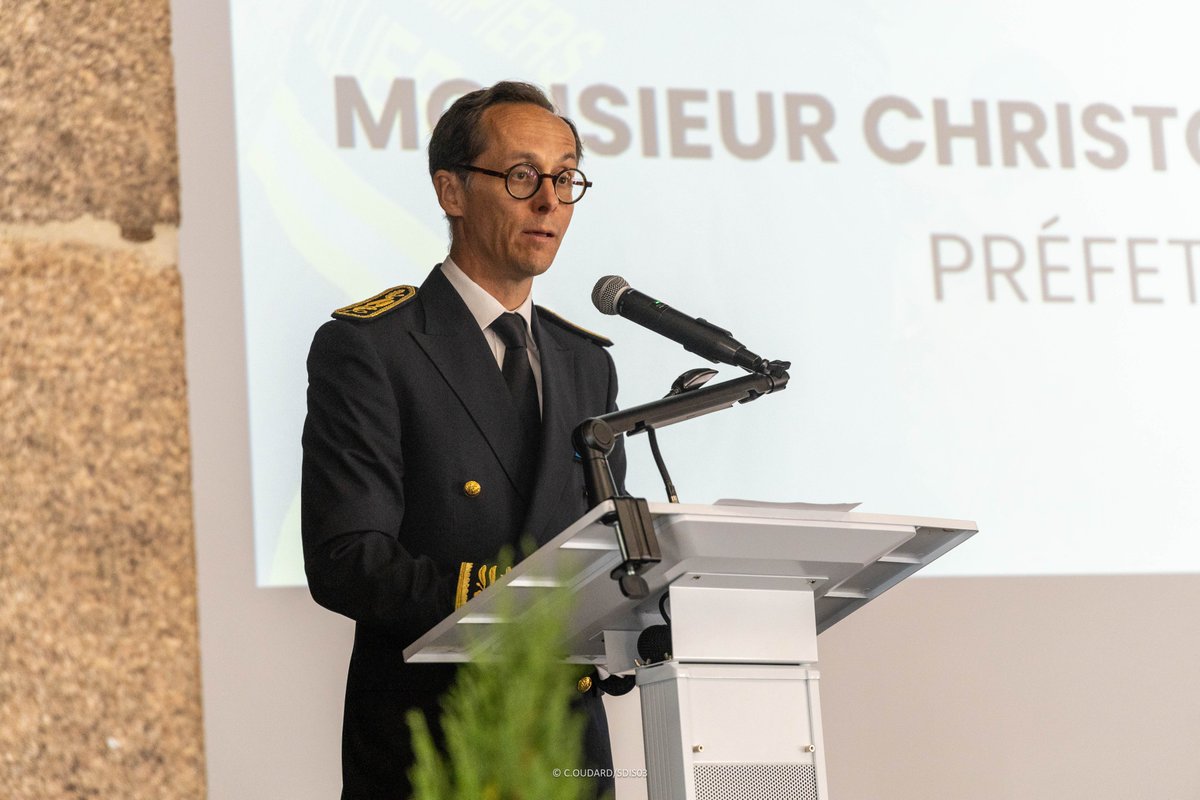 Pompiers03's tweet photo. [#CONGRESDEPARTEMENTAL]
1/4
🇫🇷Le Congrès des sapeurs-pompiers de l’Allier s’est déroulé ce samedi 14 juin dans le parc du #ChâteaudeLapalisse.
🫡Très belle cérémonie placée sous l’autorité de Christophe Noël du Payrat, Préfet de l'Allier  et en présence de nombreuses autorités. https://t.co/3lCpXjIwP5